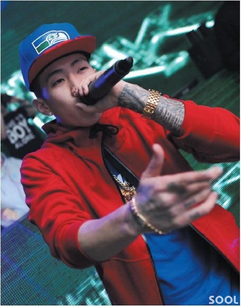 스미노프 박재범과 손잡은 스냅백으로 가로수길 물들이다