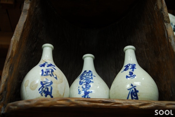 예부터 君子가 酒道 연마할 땐 술을 敵으로 대하다 점차 벗으로 삼아