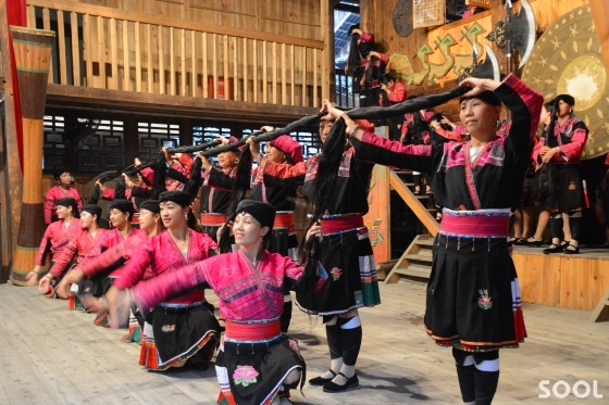 홍야오족 여성 발등 함부로 밟지 마라… 여자한테 잡힌다