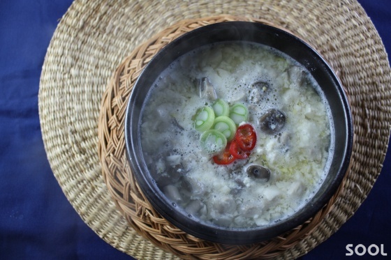 칼슘과 단백질이 풍부해 풍 제거에 도움 주는 느타리버섯 순두부탕