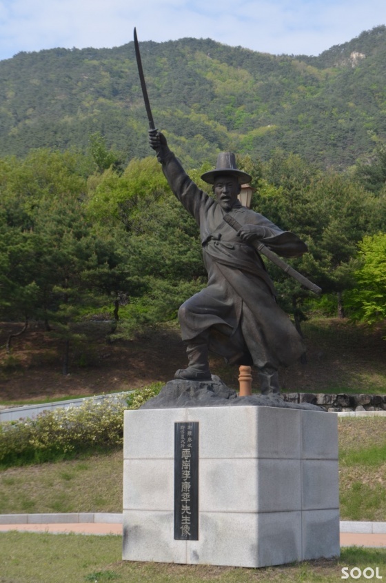 의기(義旗)로 일어선 큰 나무를 우러르며