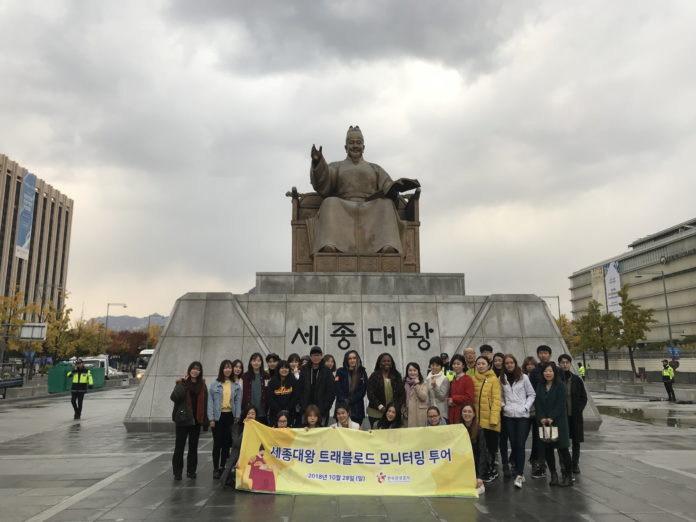 사진1. 투어 출발 전 광화문 세종대왕 동상