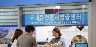 본격 휴가철, 인천공항 국제운전면허 발급 북적