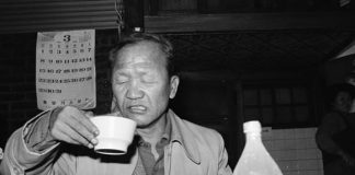 술과 친구의 행복 함수
