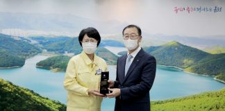 대선주조, ‘코로나19 극복 협력’ 부산 금정구청 감사패 받아