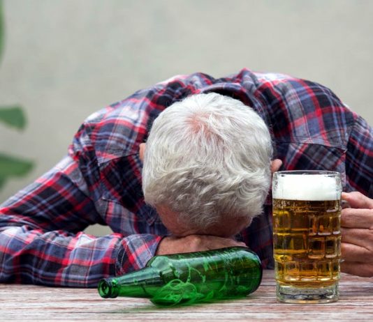 노년기 삶을 위협하는 치매, 예방 위해 과음 피해야