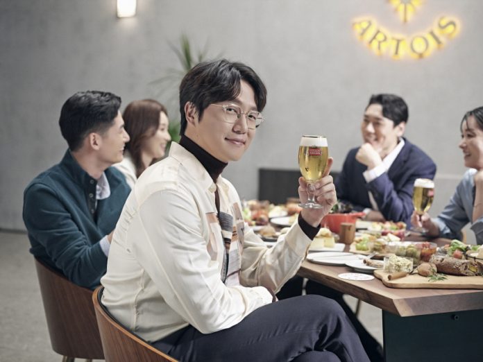 오비맥주 사진자료_스텔라 아르투아_스텔라 원테이블 캠페인 모델 성시경 (1)