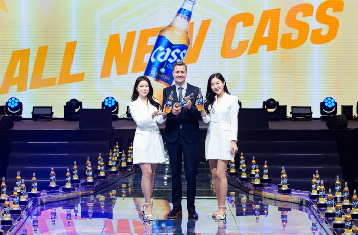 오비맥주 사진자료_오비맥주 배하준 사장이 12일 오전 서울 세빛섬에서 개최된 기자간담회 무대에서 올 뉴 카스를 모델들과 함께 선보이고 있다