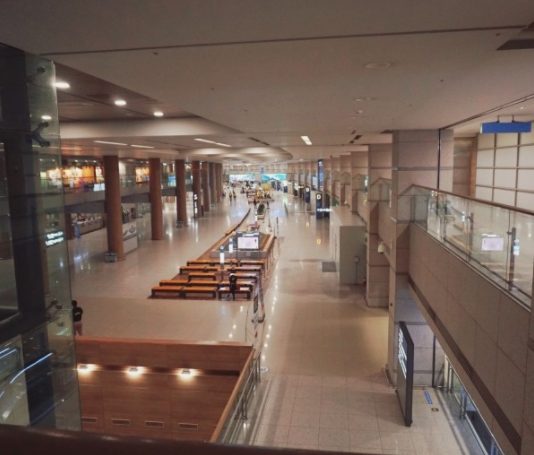 싸늘한 공항, 쓸쓸하게 떠나는 복수민항