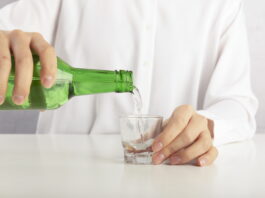 홈술 즐기는 젊은 1인 가구, 음주 문제 징후 놓치기 쉬워