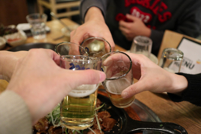 술을 마시다