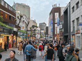 익선동에서 술을 마시는 주당이여