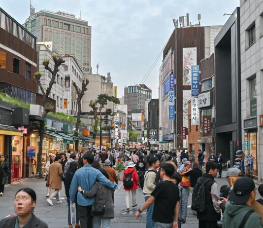 익선동에서 술을 마시는 주당이여
